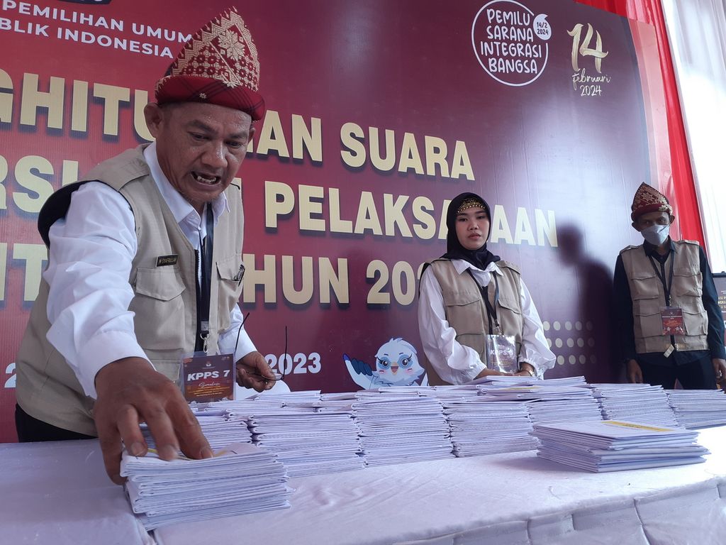 KPPS mempersiapkan TPS untuk pemungutan suara.